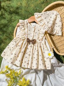 SHEIN Vintaside Kids 夏季新生女嬰杏色圓領荷葉邊卡通櫻桃印花無袖紅色蝴蝶結洋裝附紅色帽子，優雅可愛 - 卡其色 - 查看 5