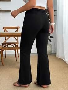 Enliva Plus size dambyxor i enfärgat med bred midja och utsvängda ben, lämpliga för äppelformade och kurviga figurer - Svart - Visa 2