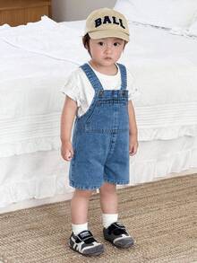 SHEIN Little Byeori 男嬰可愛柔軟配色拼接寬鬆藍色牛仔吊帶短褲，適合夏季穿搭 - 中等水洗藍 - 查看 4