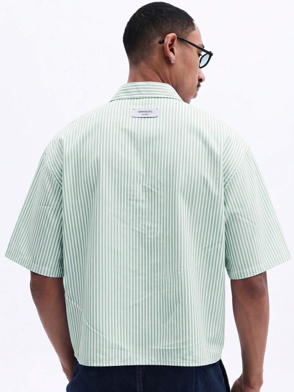 Camisa Cropped de Manga Curta Listrada com Botões, Bolso no Peito e Bordado em Letra Cursiva, Casual de Verão