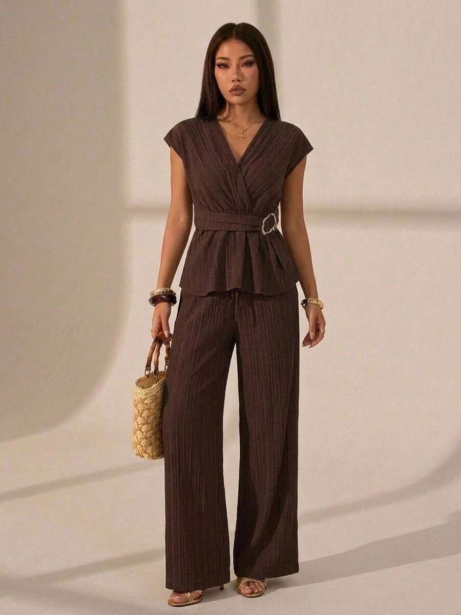 SHEIN PETITE 2件組女款深棕色V領短袖上衣與長褲套裝，優雅辦公室秋季穿搭，金屬扣腰帶寬鬆長褲套裝，休閒，小個女款 - 棕色 - 查看 1