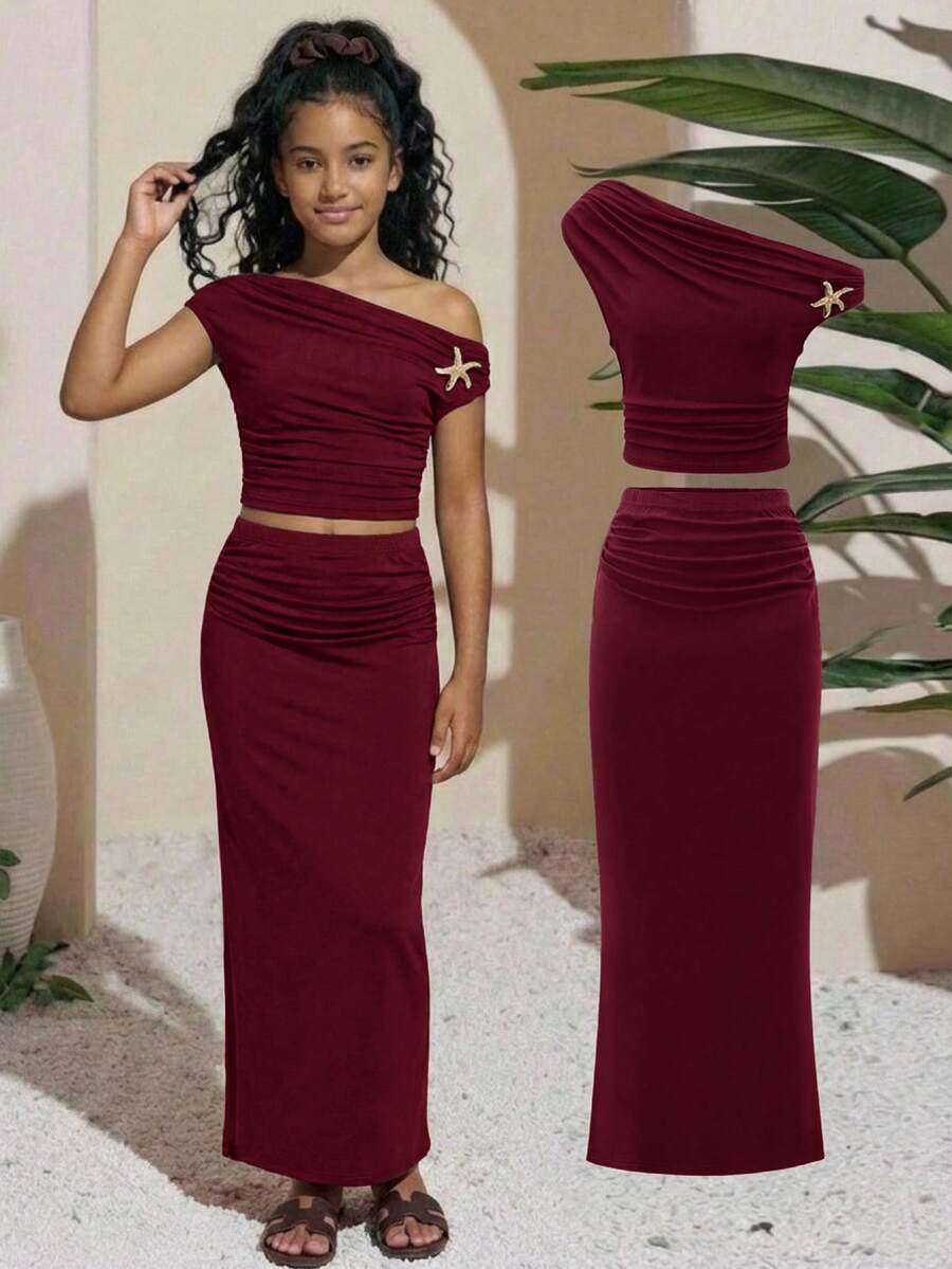 SHEIN Đầm maxi ôm sát vai lệch màu đỏ rượu vang cho thiếu nữ, chất vải mềm rủ, thiết kế nhún vai, trang trí sao biển vàng, phù hợp nhiều mùa, dáng ôm nhún, thanh lịch không gò bó, dễ phối đồ và bảo quản, tạo vẻ ngoài dịu dàng nữ tính - Màu Đỏ Sâu - Xem 1