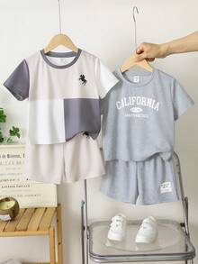 SHEIN 4件組兒童夏季服裝套裝，小男孩藍色條紋拼接休閒可愛套裝，包含T恤和3條短褲，適合度假、上學、居家、旅行 - 彩色 - 查看 2