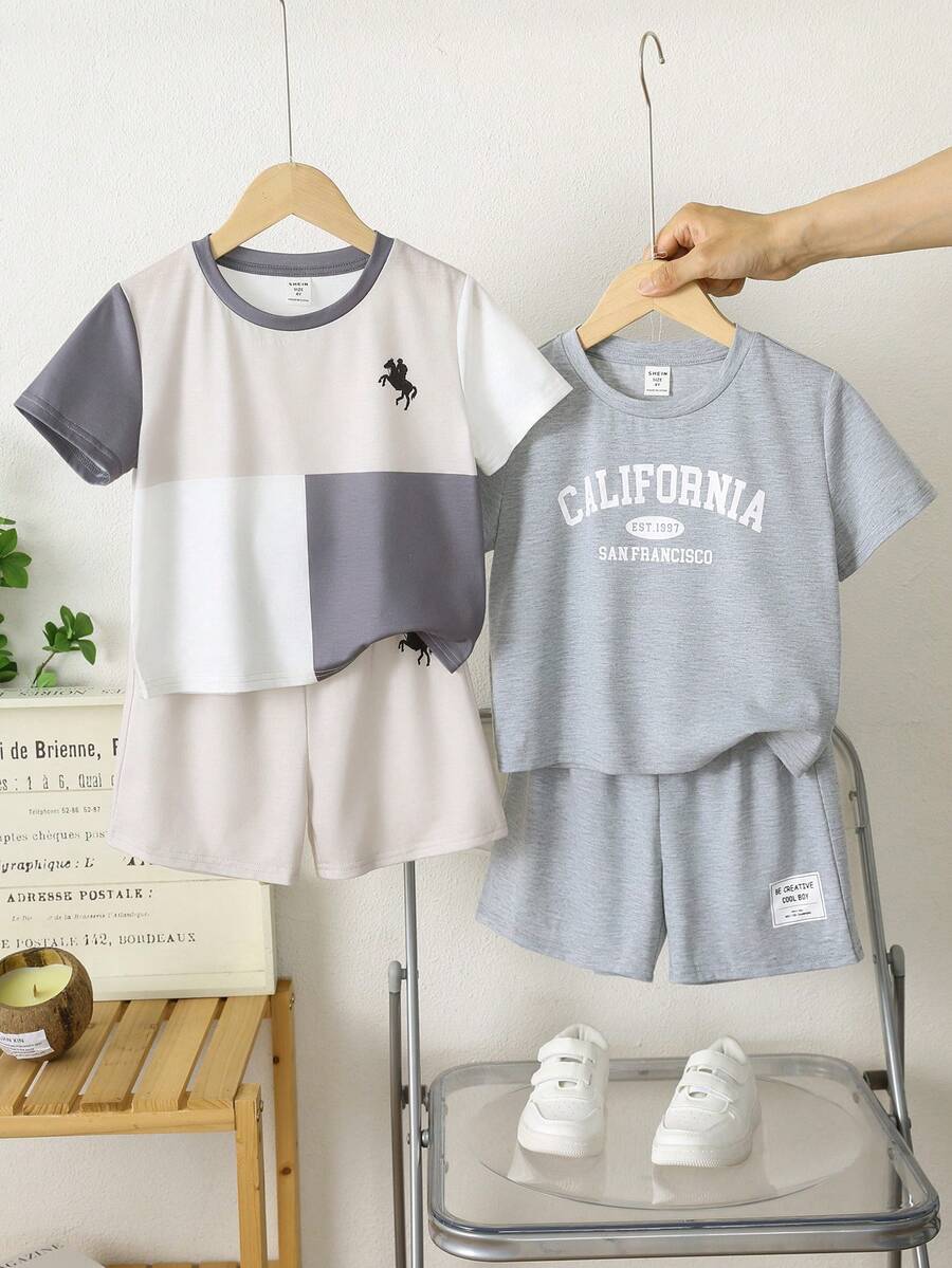 SHEIN 4件組兒童夏季服裝套裝，小男孩藍色條紋拼接休閒可愛套裝，包含T恤和3條短褲，適合度假、上學、居家、旅行