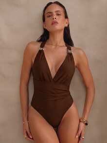 Bonvoyette Swim Chiccia 新款奢華優雅淺/奶棕色掛脖式一件式泳衣，性感深V比基尼搭配高級金色環飾，收腰顯瘦設計，蝴蝶結後背，高衩俏皮剪裁，塑身泳裝，柔軟彈性面料，極簡設計，復古Y2K辣妹風泳衣，適合夏季海灘度假、泳池派對、音樂節、熱帶沿海早午餐出遊、海島度假與時尚氛圍 - 棕色 - 查看 5