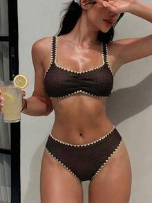 Bonvoyette Bộ bikini nữ kiểu retro 2 mảnh, màu nâu đậm có họa tiết, viền ren màu trắng ngà, áo tam giác dây bản rộng và quần cạp cao, phong cách nghỉ dưỡng bãi biển thời trang cho mùa xuân, lễ Phục sinh và kỳ nghỉ. - màu nâu - Xem 1