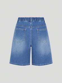 SHEIN 女童牛仔短褲，夏季新品系列，中藍色牛仔色，彈性腰帶，休閒寬鬆及膝經典藍色水洗牛仔百慕達短褲，適合學校、戶外、度假、日常穿著 - 中等水洗藍 - 查看 2