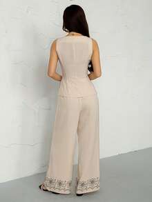 SHEIN PETITE Bộ đồ nữ in hoa một hàng cúc và quần dài, kiểu dáng thường ngày mùa hè, thiết kế thêu hoa giả, áo không tay phối họa tiết tương phản + quần ống rộng cạp cao, màu be, bộ đồ mùa hè, bộ đồ vải lanh, bộ đồ phong cách Boho, bộ đồ thường ngày tôn dáng, trang phục nghỉ hè, trang phục đi nghỉ mát cho nữ, trang phục mùa hè cho nữ, từ xuân đến hè. - Màu be - Xem 2
