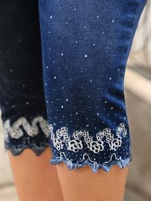 Breezaya 大尺碼女款春夏度假刺繡牛仔長褲 - 深色水洗藍 - 查看 6