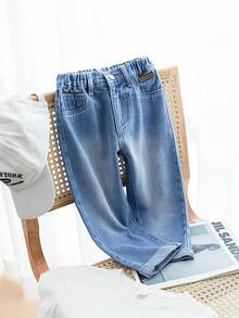 SHEIN Playful Pals Denimly 男童浅蓝色牛仔休闲裤，宽松版型，松紧腰带，穿着舒适方便，搭配简约T恤或衬衫，打造时尚休闲造型。另有卡通图案可选，增添趣味风格。适合日常穿着，如上学、户外活动、旅行、家庭活动、聚会等。 - 藍色 - 查看 1