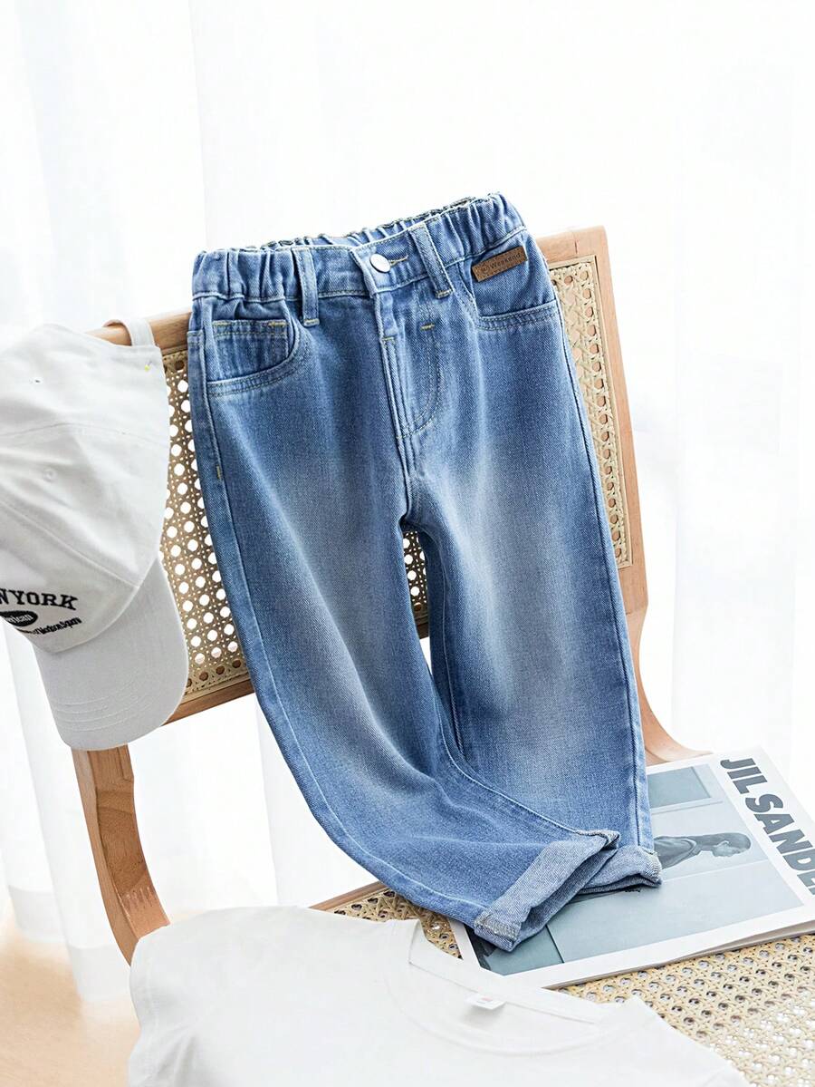 SHEIN Playful Pals Denimly 男童浅蓝色牛仔休闲裤,宽松版型,松紧腰带,穿着舒适方便,搭配简约T恤或衬衫,打造时尚休闲造型。另有卡通图案可选,增添趣味风格。适合日常穿着,如上学、户外活动、旅行、家庭活动、聚会等。 - 藍色 - 查看 1