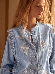 MOTF STUDIO Blusa de mezclilla con botones y bordados para mujer - Lavado ligero - Ver 1