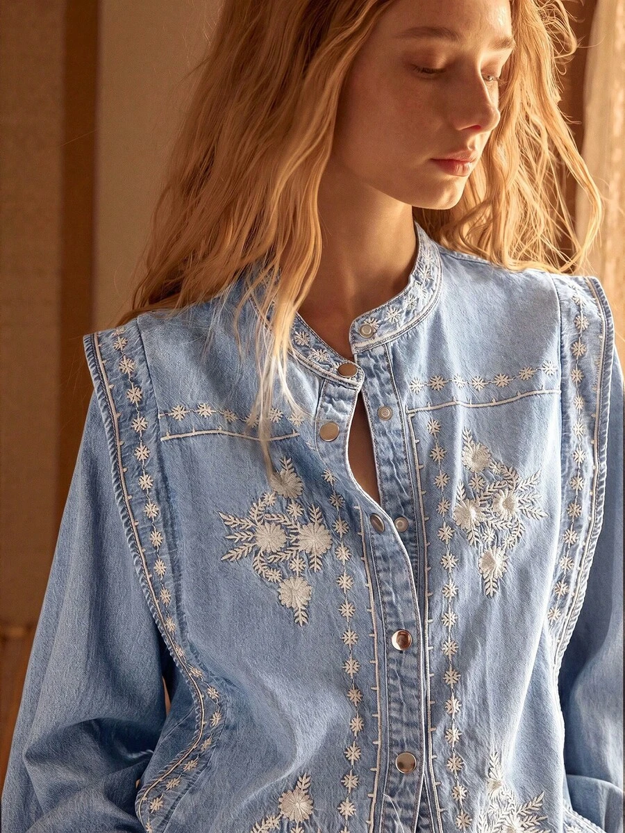 MOTF STUDIO Blusa de mezclilla con botones y bordados para mujer - Lavado ligero - Ver 1