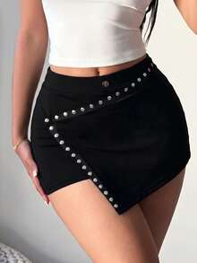 SHEIN BamGlam Nya mini-shorts med hög midja och asymmetriska svarta shorts med rockig stil för kvinnor, moderiktiga och sexiga, nitlindade korta kjolar, sommarshorts med mångsidighet och bekväma egenskaper. - Svart - Visa 1