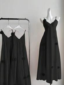 SHEIN Clasi Gaun A-Line Model Camisole Leher V Elegan Berlipit Chiffon Ukuran Plus dengan Motif Bunga 3D - Hitam - View 1