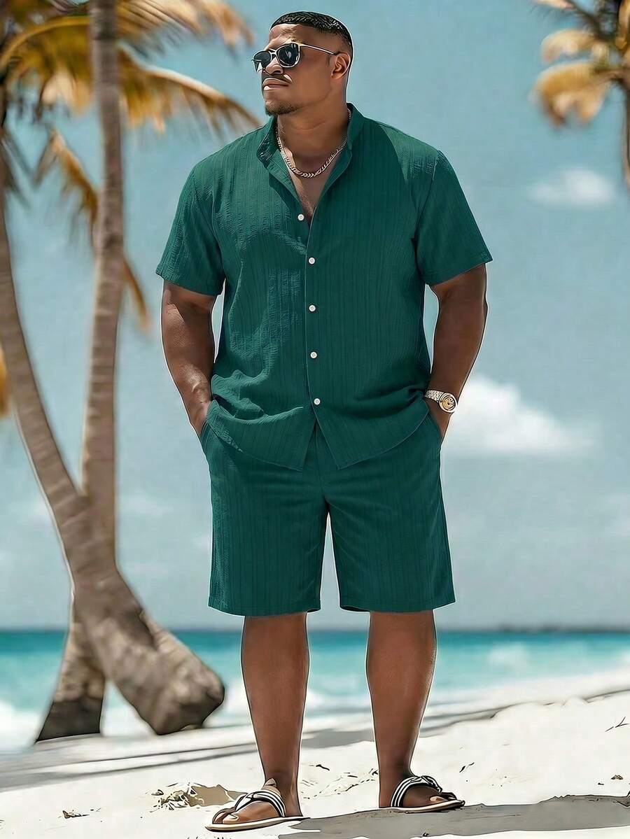 Manfinity Swimmode 大尺碼男士紋理單排扣短袖襯衫與抽繩腰休閒短褲海灘套裝 - 墨綠色 - 查看 1