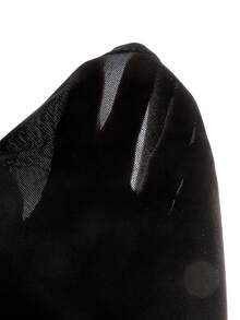 SHEIN 2件裝小男孩紋理布料POLO衫與長褲套裝，對比飾邊POLO領增添層次感，精湛工藝打造，極簡時尚新設計，展現男孩個性，適合休閒日常與校園穿著，適用4-7歲兒童夏季度假、假期、旅行、放鬆、曬太陽 - 黑色 - 查看 8