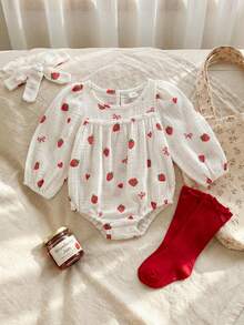 SHEIN Playful Pals 女嬰白色草莓蝴蝶結愛心印花圓領長袖開襠褲 + 紅色襪子 + 頭帶休閒家庭套裝可愛甜美秋季 - 紅白色 - 查看 3