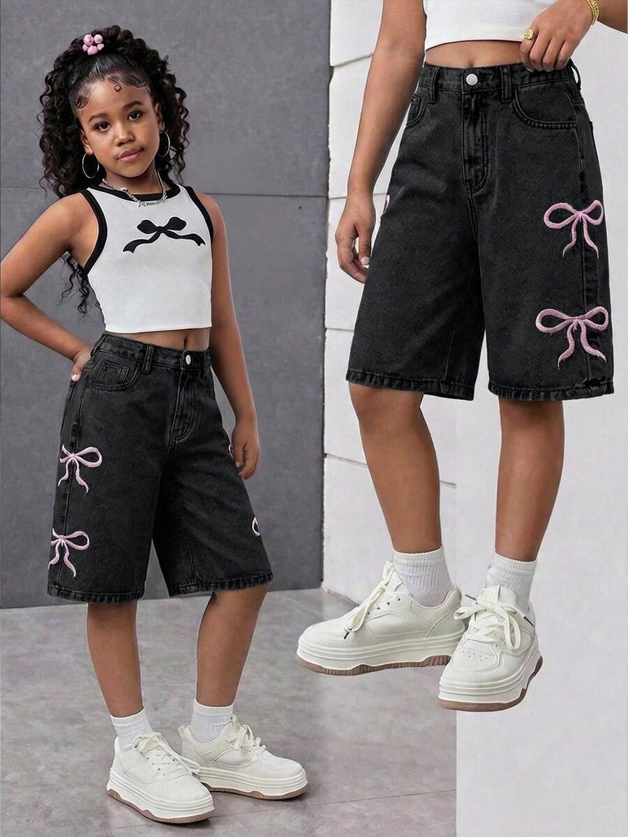 SHEIN Tween少女時尚休閒Y2K復古酷街風清新可愛深粉色愛心刺繡圖案寬鬆大腿寬腿牛仔短褲,斜口袋設計,女孩夏季休閒短褲酷街頭風,開學季、畢業季,適合Tween少女日常穿著與春夏街頭穿搭 - 黑色 - 查看 1