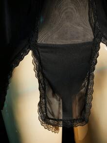 SpicyHot Conjunto de 3 piezas de camisón sexy para mujer con diseño de lazo, calado y abertura frontal + tanga + pezoneras, extremadamente sexy - Negro - Ver 5