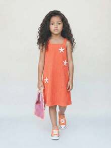 SHEIN Casuvi Kids Casuvi 青少女女童休閒針織提花紋理吊帶洋裝，寬鬆A字版型搭配3D花卉裝飾，舒適適合春夏日常穿著 - 亮橙色 - 查看 2