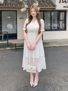 Bijouette 大尺碼女款圓點V領短袖優雅洋裝 - 白色 - 查看 3