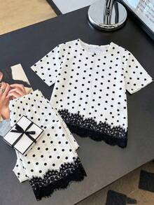 SHEIN 2件組少女復古甜美風黑白波點套裝，柔軟舒適面料，圓領寬鬆版短版上衣配蕾絲滾邊與流蘇細節，搭配高腰寬腿波點長褲，休閒時尚黑白配色，適合日常穿著或與朋友出遊，春夏季 - 白色 - 查看 5