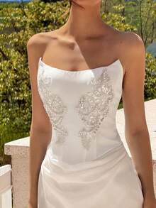 Vowa Elegantes weißes minimalistisches glänzendes Satin-Bandeau-Luxus-Abendkleid mit handgenähter 3D-Applikation und tailliertem A-Linien-Rock (abnehmbarer hängender Volant), geeignet für Boutique-Besuche, Nachmittagstee, informelle Anlässe, Strand, Nachtclub, Ausstellungen, Dates, Urlaub, Brautparty, Geschenk - Weiss - Übersicht 1
