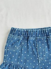 SHEIN Vintaside Kids 女婴水洗中蓝色牛仔短裤，可爱甜美休闲度假时尚设计，百搭基础款四口袋设计，松紧腰带，荷叶边蕾丝饰边，波点印花，无弹力棉质牛仔面料，柔软舒适，适合日常穿着、派对、上学、通勤，春秋季新品上市。 - 中等水洗藍 - 查看 3