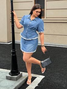 Rivivi Blus Denim Kasual Lengan Pendek Berkancing Tunggal dengan Hiasan Ruffle untuk Wanita Ukuran Plus Musim Semi/Panas - Medium Wash - View 5