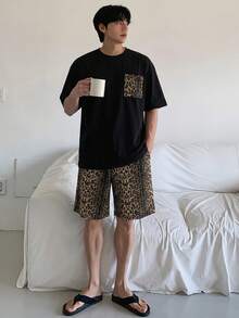 DAZY 男士短袖上衣與短褲睡衣套裝，黑色上衣配對比色口袋，搭配豹紋印花褲子，休閒居家服夏季款 - 黑色 - 查看 6