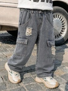 SHEIN Genkimix Kids 男童牛仔褲，工裝破洞牛仔褲，四季皆宜，街頭休閒風，淺藍色水洗牛仔色，多口袋工裝設計，撕裂與水洗鹽漬效果，寬鬆直筒版型，舒適柔軟細棉牛仔布料，適合日常穿著，可搭配圖案T恤與休閒運動鞋，適用於學校、朋友聚會、外出等場合 - 中等水洗藍 - 查看 7