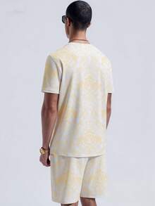 Manfinity Homme 男士夏季時尚休閒度假風全身印花短袖T恤與抽繩腰短褲套裝，度假款 - 彩色 - 查看 2