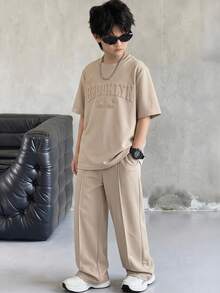 SHEIN 2 peças/Conjunto Camiseta de Manga Curta com Gola Redonda e Estampa Gráfica de Letra e Shorts Casuais Esportivos para Meninos Crianças/Pré-Adolescentes, Adequado para Ir e Vir, Escola, Uso Diário Casual, Esportes, Primavera/Verão - Caqui - Visão 5