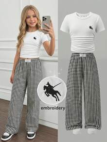 SHEIN Tween女孩經典格紋休閒套裝 2件組，白色小馬刺繡抓皺短袖T恤搭配黑白格紋寬腿褲，簡約學院風兒童套裝，夏季親膚日常校園穿搭，小眾設計感女孩風Tween女孩服飾 - 黑與白 - 查看 8