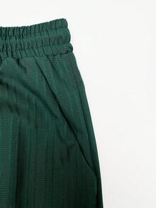 Manfinity Swimmode 大尺碼男士紋理單排扣短袖襯衫與抽繩腰休閒短褲海灘套裝 - 墨綠色 - 查看 7