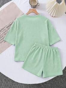 SHEIN LMoss Kids 两件套女童针织纯色圆领宽松T恤和修身短裤套装 - 綠色 - 查看 2