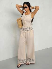 SHEIN PETITE Bộ đồ nữ in hoa một hàng cúc và quần dài, kiểu dáng thường ngày mùa hè, thiết kế thêu hoa giả, áo không tay phối họa tiết tương phản + quần ống rộng cạp cao, màu be, bộ đồ mùa hè, bộ đồ vải lanh, bộ đồ phong cách Boho, bộ đồ thường ngày tôn dáng, trang phục nghỉ hè, trang phục đi nghỉ mát cho nữ, trang phục mùa hè cho nữ, từ xuân đến hè. - Màu be - Xem 3