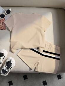 SHEIN Explorewe 2件組小男孩休閒卡其色經典對比色塊黑白條紋羽毛Logo印花圓領T恤與配套印花短褲套裝，戶外、運動、韓風、返校季節 - 彩色 - 查看 3