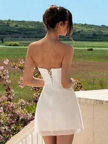 Vowa Elegantes weißes minimalistisches glänzendes Satin-Bandeau-Luxus-Abendkleid mit handgenähter 3D-Applikation und tailliertem A-Linien-Rock (abnehmbarer hängender Volant), geeignet für Boutique-Besuche, Nachmittagstee, informelle Anlässe, Strand, Nachtclub, Ausstellungen, Dates, Urlaub, Brautparty, Geschenk - Weiss - Übersicht 3