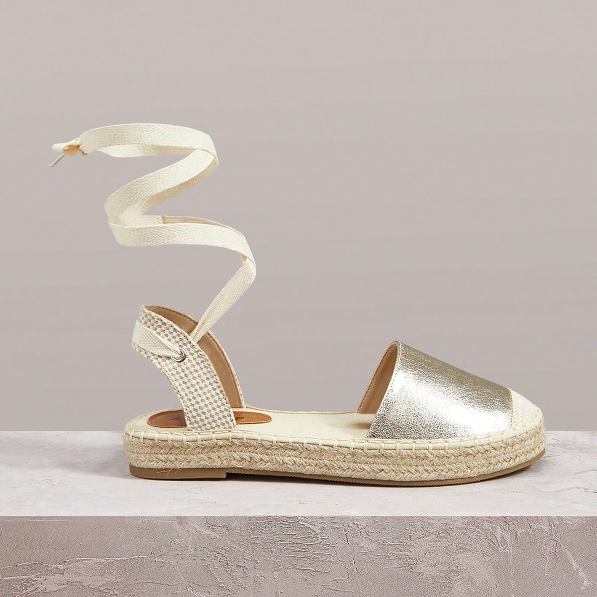 Sandalias planas de mujer con tiras huecas, cuerdas de cáñamo, estilo pomposo de color liso, adecuadas para vacaciones, citas diarias, playa y viaje