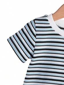 SHEIN 2件組 幼童男嬰時尚黑白條紋華夫格針織布料口袋圓領短袖T恤與黑色彈性腰頭字母貼布短褲套裝，夏季 - 彩色 - 查看 4