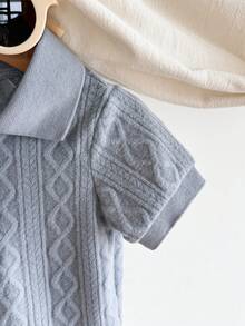 SHEIN Vintaside Kids 1 chiếc áo polo dệt kim ngắn tay màu xanh bụi cho bé trai, phong cách casual mùa hè, họa tiết dệt vân nổi, cổ cài nút bấm, trang phục cho trẻ sơ sinh và trẻ chập chững 6M-3T - Xám - Xem 6
