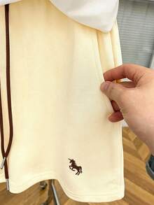 GlowEve 女士时尚休闲运动风刺绣撞色条纹圆领宽松T恤和高腰抽绳斜插口袋宽松休闲运动短裤两件套 - 杏色 - 查看 6