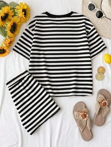 SHEIN Bộ đồ 2 mảnh dành cho bé gái và thiếu niên, chất liệu dệt kim kẻ sọc đen trắng, kiểu dáng thể thao năng động, rộng rãi, cổ tròn, tay ngắn và quần short in họa tiết, thích hợp cho hoạt động thể thao đường phố mùa hè. - Đen và trắng - Xem 2