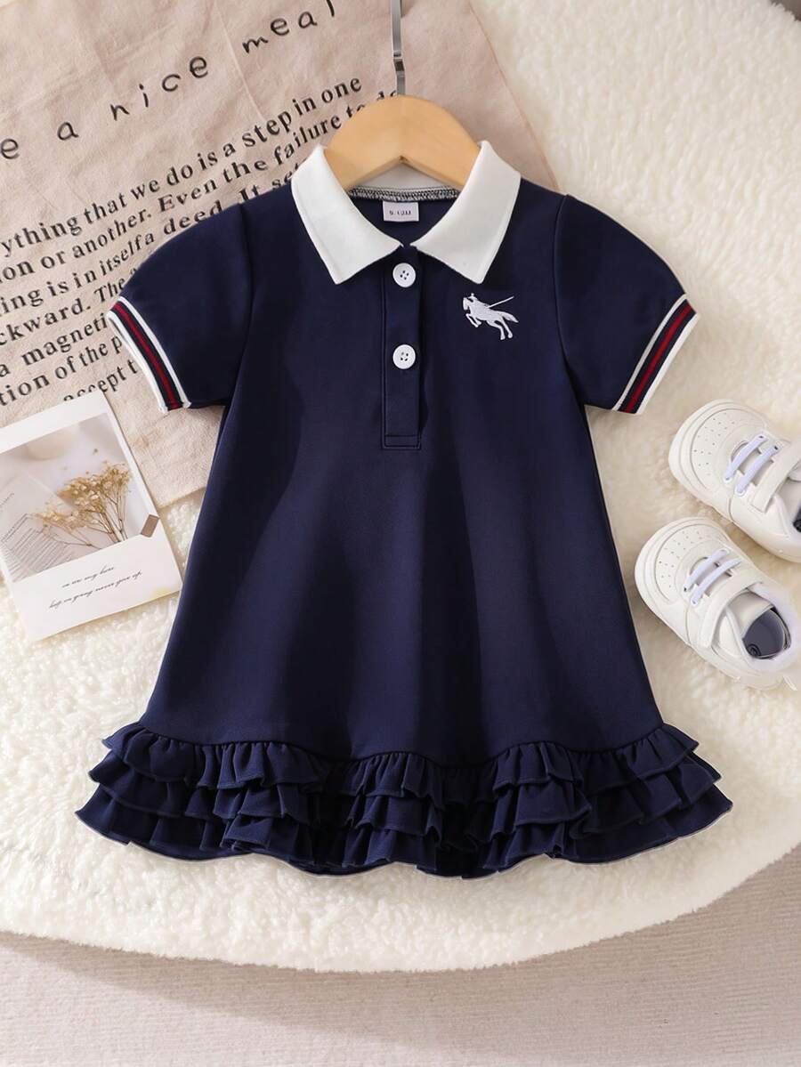 SHEIN 夏季女嬰針織 Polo 領短袖休閒運動洋裝,海軍藍直筒針織洋裝配馬刺繡,荷葉邊下襬設計 - 藏蓝色 - 查看 1