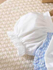 SHEIN Elladie kids 女童（小号）春夏新款甜美简约连衣裙，正面饰有白色3D蝴蝶结，浅蓝色提花花卉面料，白色泡泡袖，收腰设计，白色珍珠纽扣，适合年轻女孩，韩式简约风格，优雅休闲时尚可爱，适合日常穿着、上学、外出、度假、派对等场合。 - 藍色 - 查看 10