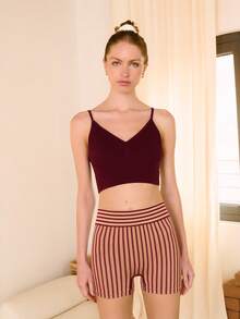 Nöista Parte de un conjunto, top deportivo sin costuras en color burdeos, estructura de canalé, detalle de fruncido en la parte delantera. Ropa deportiva, yoga, gimnasio, entrenamiento, barre, pilates. - Burdeos - Ver 4
