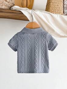 SHEIN Vintaside Kids 1 chiếc áo polo dệt kim ngắn tay màu xanh bụi cho bé trai, phong cách casual mùa hè, họa tiết dệt vân nổi, cổ cài nút bấm, trang phục cho trẻ sơ sinh và trẻ chập chững 6M-3T - Xám - Xem 2