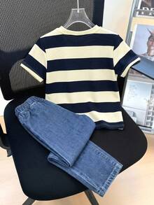 SHEIN 2件組小男孩休閒運動T恤與白色長褲，條紋圓領、寬鬆日韓風童裝套裝 / 小男孩衣服開學套裝，適合生日派對、晚會、表演、婚禮、洗禮、開學典禮，適用於日常穿著、上學、旅行、運動，適合春夏季節 - 彩色 - 查看 3